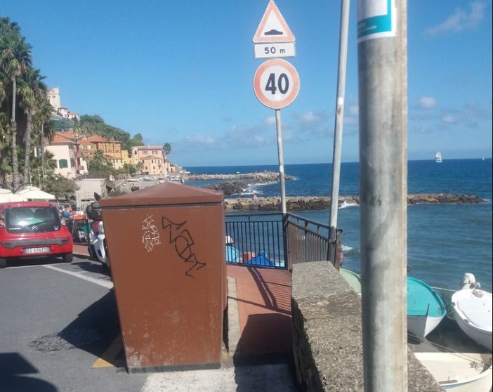 Barriere architettoniche a Borgo Foce: un marciapiede impraticabile