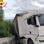 Bilico resta incastrato sulla Statale 28 a Pornassio, intervento dei vigili del fuoco: strada chiusa per oltre un'ora