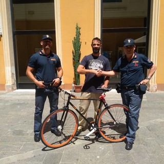 Imperia: in giro per Porto Maurizio con una bici rubata, la Polizia denuncia il ladro e la restituisce al proprietario
