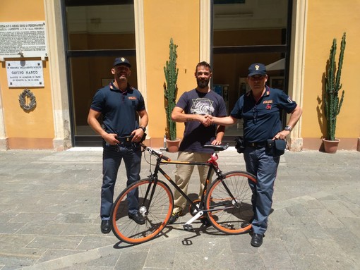 Imperia: in giro per Porto Maurizio con una bici rubata, la Polizia denuncia il ladro e la restituisce al proprietario