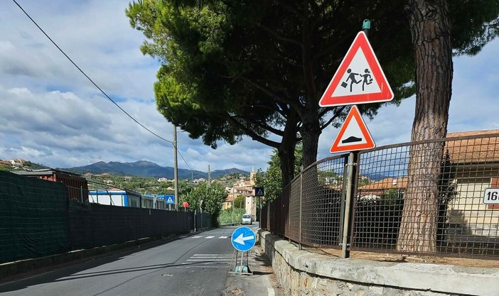 Caramagna, il manto stradale è un colabrodo. Bozzano: "Così l'ingresso a scuola non è sicuro" Caramagna, il manto stradale è un colabrodo. Bozzano: "Così l'ingresso a scuola non è sicuro"