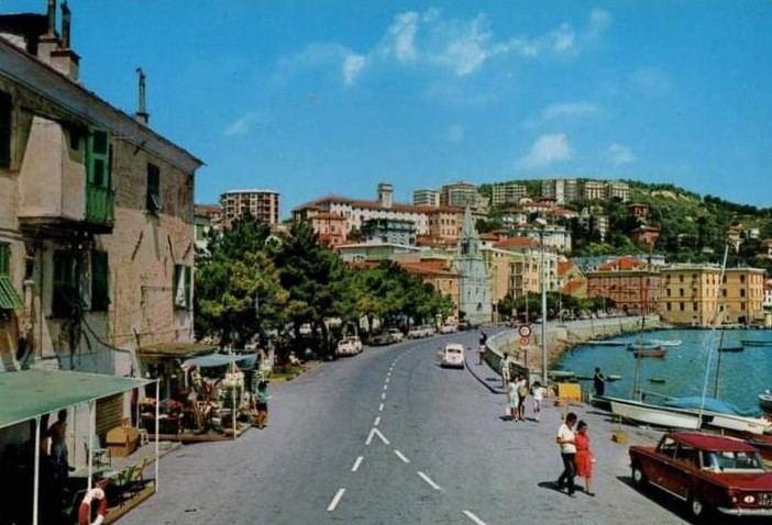 7 LUGLIO 1977. Arriva il mercato notturno degli ambulanti alla Marina 7 LUGLIO 1977. Arriva il mercato notturno degli ambulanti alla Marina