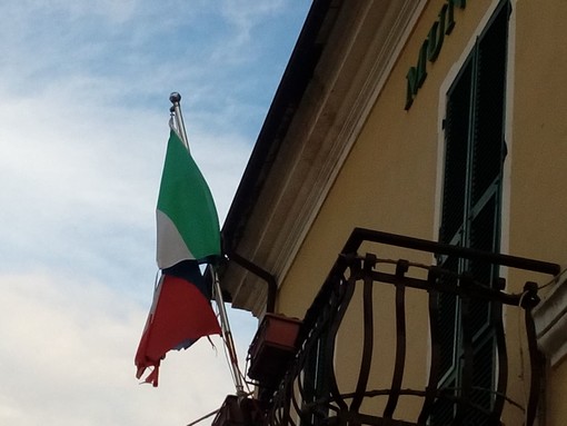 Villa Faraldi, un nostro lettore denuncia il deterioramento della bandiera italiana esposta in Comune