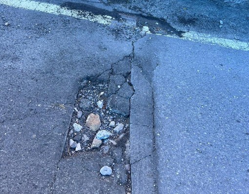 Strade colabrodo e piene di buche, Imperia Senza padroni pungola l'amministrazione Strade colabrodo e piene di buche, Imperia Senza padroni pungola l'amministrazione