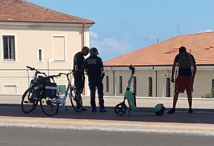 Imperia, maxi operazione della polizia locale contro i monopattini: 30 multe Imperia, maxi operazione della polizia locale contro i monopattini: 30 multe
