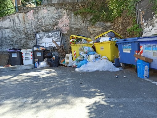 Imperia: cumuli di rifiuti nell'area vicina al cimitero di Montegrazie, la foto di una nostra lettrice