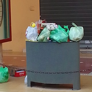 Imperia, cestini che traboccano in centro: cittadini in rivolta sul web Imperia, cestini che traboccano in centro: cittadini in rivolta sul web