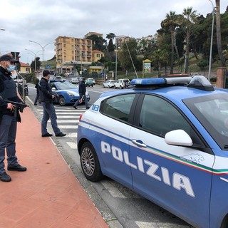 Imperia, controlli a tappeto della Polizia per il rispetto delle norme anti-covid e per prevenire un esodo incontrollato dalla Francia (foto)