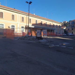 Imperia: nuovi parcheggi e colonnine per la ricariche delle auto elettriche davanti all'ex stazione di Oneglia, oggi il via al cantiere (foto e video)