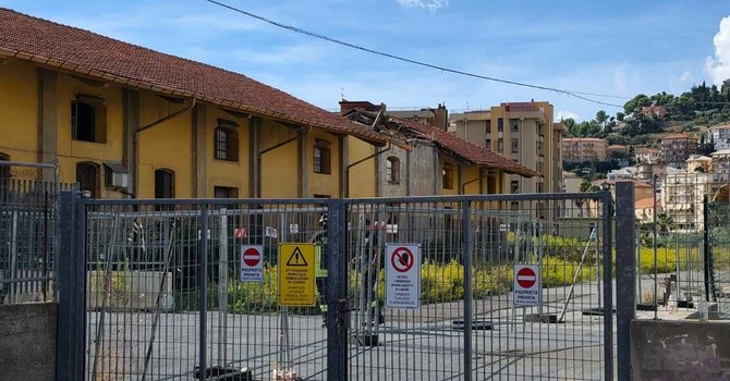 Oneglia, cede il tetto di un capannone dell’ex stazione