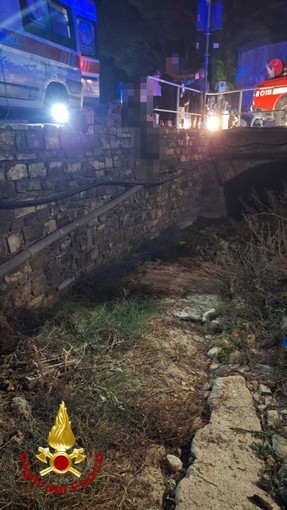 Diano Marina, 17enne cade in un canale da tre metri: in ospedale Diano Marina, 17enne cade in un canale da tre metri: in ospedale