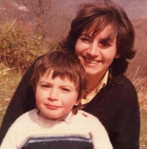 Addio a Claudia, madre e guida del chitarrista Diego Campagna: il commosso saluto social del musicista