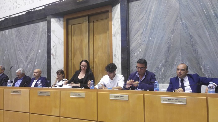 Imperia: servizio rifiuti, il Consiglio annulla l'affidamento in house votato dall'amministrazione Capacci. Opposizione all'attacco. "Perché abbandoniamo questa strada?"