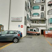 L'esterno della clinica sant'Anna dove è ricoverato il giovane L'esterno della clinica sant'Anna dove è ricoverato il giovane