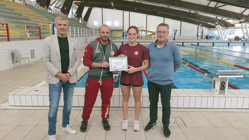 Anna Balbis campionessa italiana  nei 100 rana: la Rari Nantes Raineri Imperia celebra un trionfo storico (video)