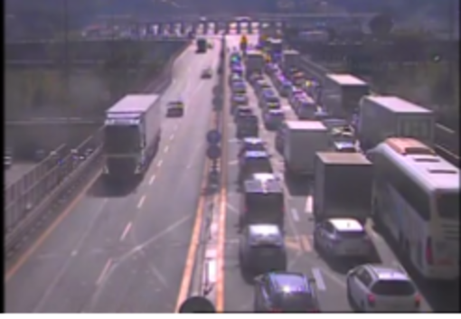 Veicolo in fiamme in autostrada: A10 chiusa al confine Veicolo in fiamme in autostrada: A10 chiusa al confine