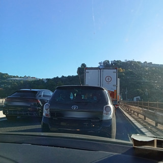 Traffico intenso e code sull'Aurelia per la chiusura dell’autostrada a Vallondarme