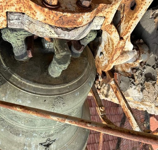 Campana rotta da riparare a Bestagno: il parroco don Matteo lancia l'appello