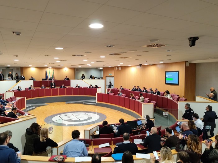 Regione, la giunta Bucci entra in carica: il consiglio cambia volto tra le polemiche Regione, la giunta Bucci entra in carica: il consiglio cambia volto tra le polemiche