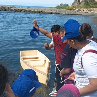 Circolo giovanile Borgo Prino, mini gozzi e nodi: 70 bambini a lezione di mare