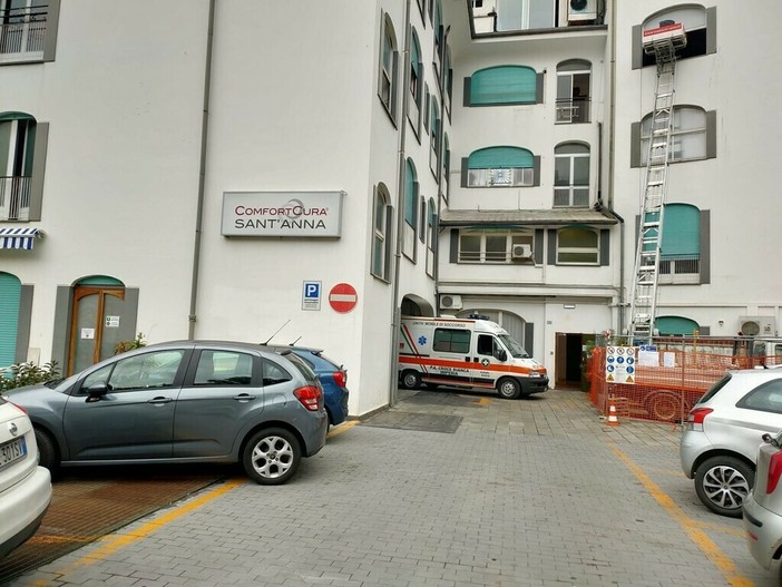 L'esterno della clinica sant'Anna dove è ricoverato il giovane L'esterno della clinica sant'Anna dove è ricoverato il giovane