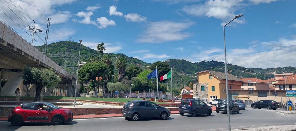 Ponte del 25 aprile, il rientro:  code sulla Statale 28, traffico intenso già da Castelvecchio e sull'Autofiori