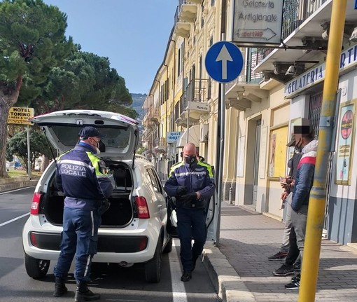 Diano Marina, controlli della polizia locale alle fermate dei bus: sanzionati quattro giovani provenienti da Sanremo