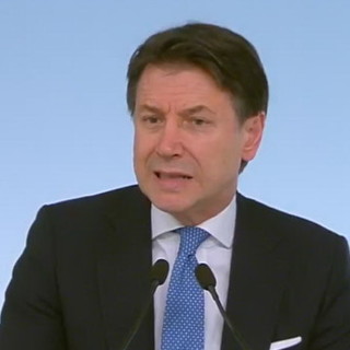 Emergenza Coronavirus, tutta Italia in 'zona rossa': Conte firma il Decreto "Io resto a casa", scuole chiuse fino al 3 aprile (Video) Emergenza Coronavirus, tutta Italia in 'zona rossa': Conte firma il Decreto "Io resto a casa", scuole chiuse fino al 3 aprile (Video)