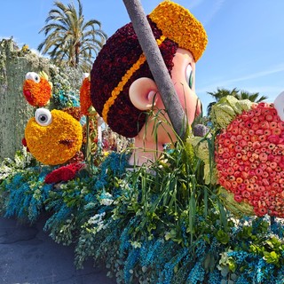 Sfilata di carri in fiore a Sanremo Sfilata di carri in fiore a Sanremo