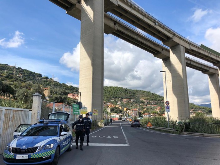 Imperia: cadono calcinacci dal viadotto della A10, la causa potrebbe essere riconducibile ai lavori Imperia: cadono calcinacci dal viadotto della A10, la causa potrebbe essere riconducibile ai lavori