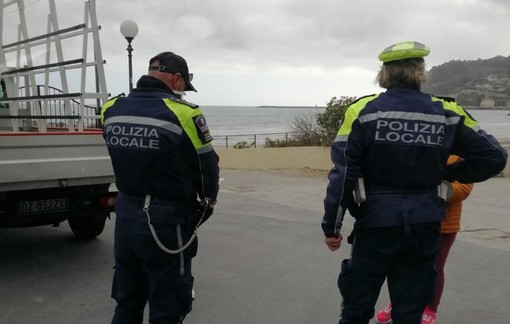 Coronavirus, a Diano Marina procedono i controlli della polizia municipale su autocertificazioni e sulla chiusura delle attività commerciali (Foto)