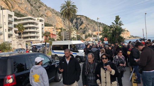 Calati i controlli al confine italo-francese: pendolari e turisti italiani sono riusciti a transitare, rientrato l'allarme