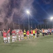 Le squadre schierate a centrocampo nella gara di andata Le squadre schierate a centrocampo nella gara di andata