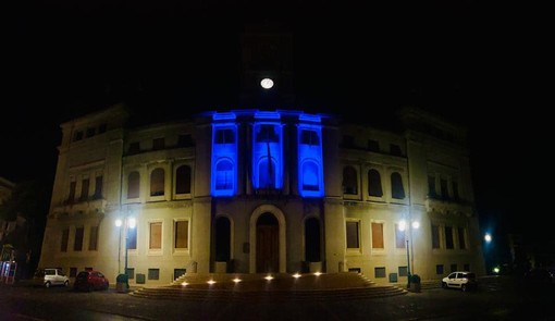 Il Comune di Imperia si colora di blu per la Giornata Nazionale delle vittime civili delle guerre e dei conflitti nel mondo