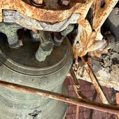 Campana rotta da riparare a Bestagno: il parroco don Matteo lancia l'appello