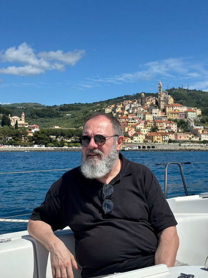 La rassegna 'Cervo in blu d'inchiostro' porta Carlo Lucarelli in barca a vela (foto)
