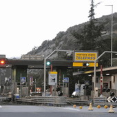 ACCADDE OGGI, 3 LUGLIO 1978. Furiosa lite tra amanti all’uscita dell’Autofiori: il casellante, terrorizzato, abbandona il gabbiotto e salta sul cassone di un furgone in transito ACCADDE OGGI, 3 LUGLIO 1978. Furiosa lite tra amanti all’uscita dell’Autofiori: il casellante, terrorizzato, abbandona il gabbiotto e salta sul cassone di un furgone in transito