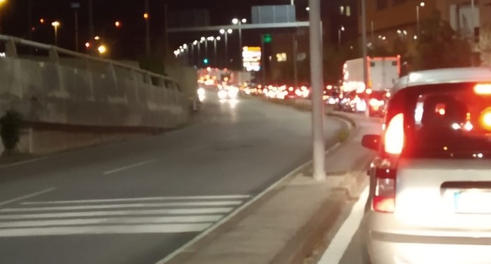 Autostrade, ieri un'altra giornata da bollino rosso, lo sfogo di un imperiese: "Dal centro di Genova a Voltri in 4 ore" Autostrade, ieri un'altra giornata da bollino rosso, lo sfogo di un imperiese: "Dal centro di Genova a Voltri in 4 ore"