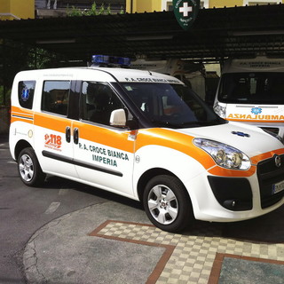 Imperia, tre giovani prima salgono sul cofano di un'ambulanza e poi aggrediscono con calci e pugni un volontario della Croce Bianca