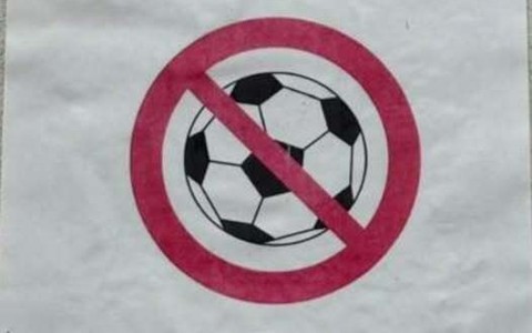 Ai Ponti di Pornassio: vietato il pallone… ma solo ai “grandi".  Il Comune non ne sa nulla