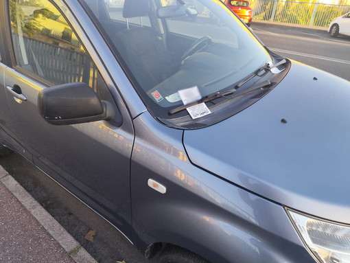 Ad Imperia continua l’invasione dei bigliettini delle compravendite di auto usate o da rottamare Ad Imperia continua l’invasione dei bigliettini delle compravendite di auto usate o da rottamare