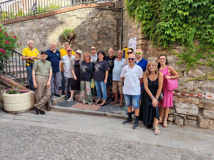 Un defibrillatore per il Parasio: donazione solidale e lezione di primo soccorso