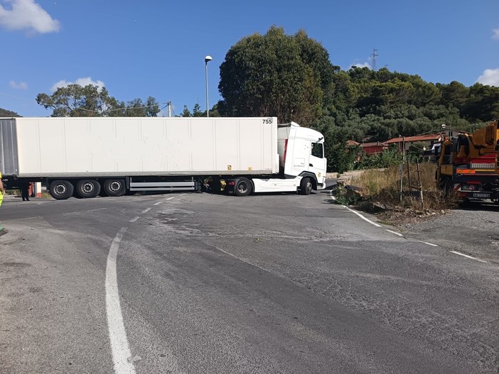 Articolato in panne, bloccata la strada provinciale per Villa Faraldi a Molino del Fico