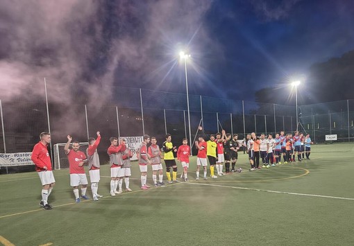 Le squadre schierate a centrocampo nella gara di andata