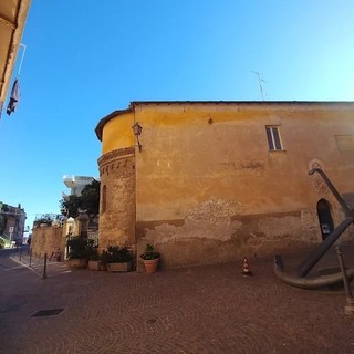 ACCADDE OGGI,  31 agosto 1978. Il Comune espropria la chiesetta dei cavalieri di Malta, l’ex albergo dove riparò anche il grande Petrarca