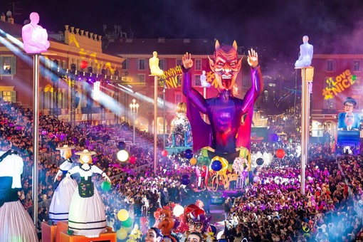 Corso Carnevalesco illuminato in piazza Massena a Nizza