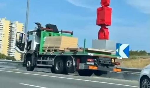 Il camion fermo sul ciglio dell'autostrada dopo l'impresa Il camion fermo sul ciglio dell'autostrada dopo l'impresa