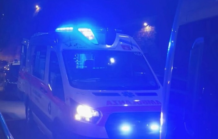 Imperia, perde il controllo dello scooter: ventenne in codice rosso