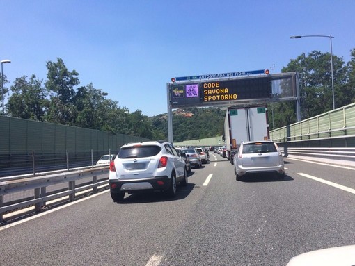 Controesodo in Riviera, traffico intenso sulla A10 verso il Nord Italia Controesodo in Riviera, traffico intenso sulla A10 verso il Nord Italia