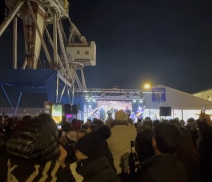 Imperia ha salutato il nuovo anno con la musica: festa e balli sulla banchina di Oneglia Imperia ha salutato il nuovo anno con la musica: festa e balli sulla banchina di Oneglia